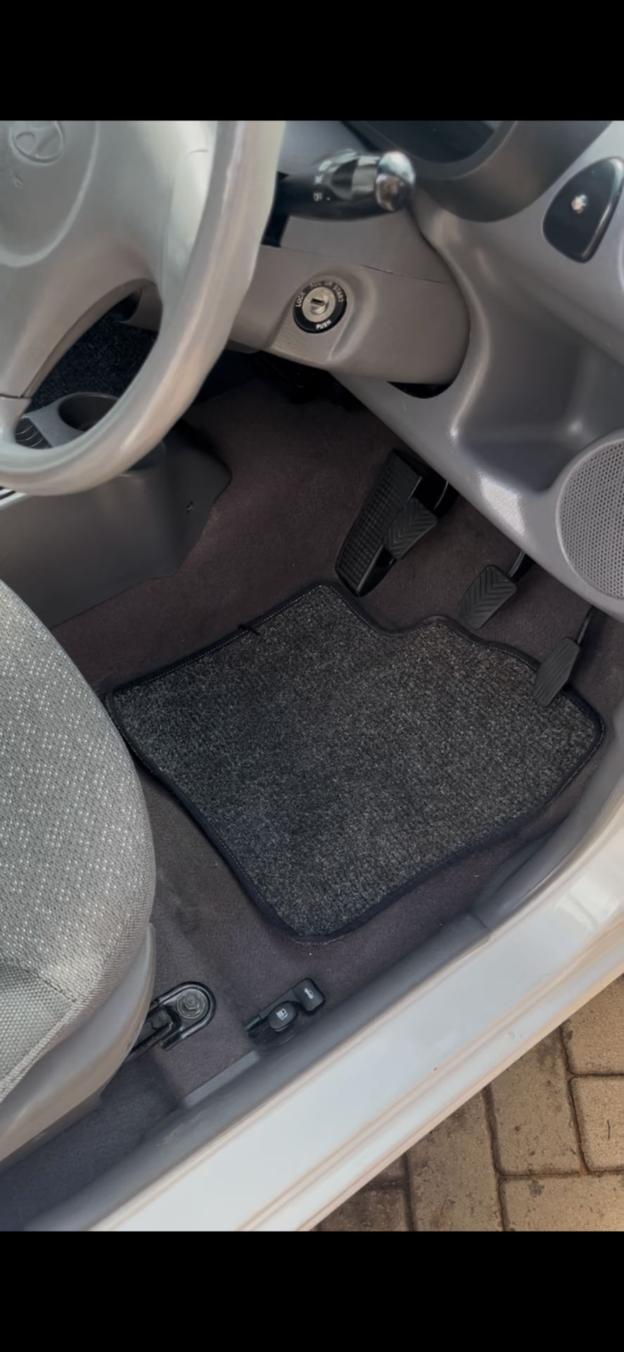 Spotless interior of a Hyundai Atos with cleaned mats and dashboard